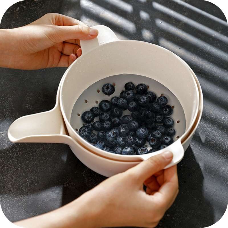 Showing how to Rinse Blueberries with the Bamboo Fiber Double-layer Vegetable Sink Drain Basket