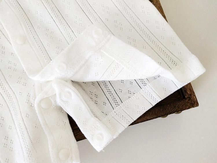 Showing the Fastening Clips on the Bamboo Fiber Baby Clothes One Piece